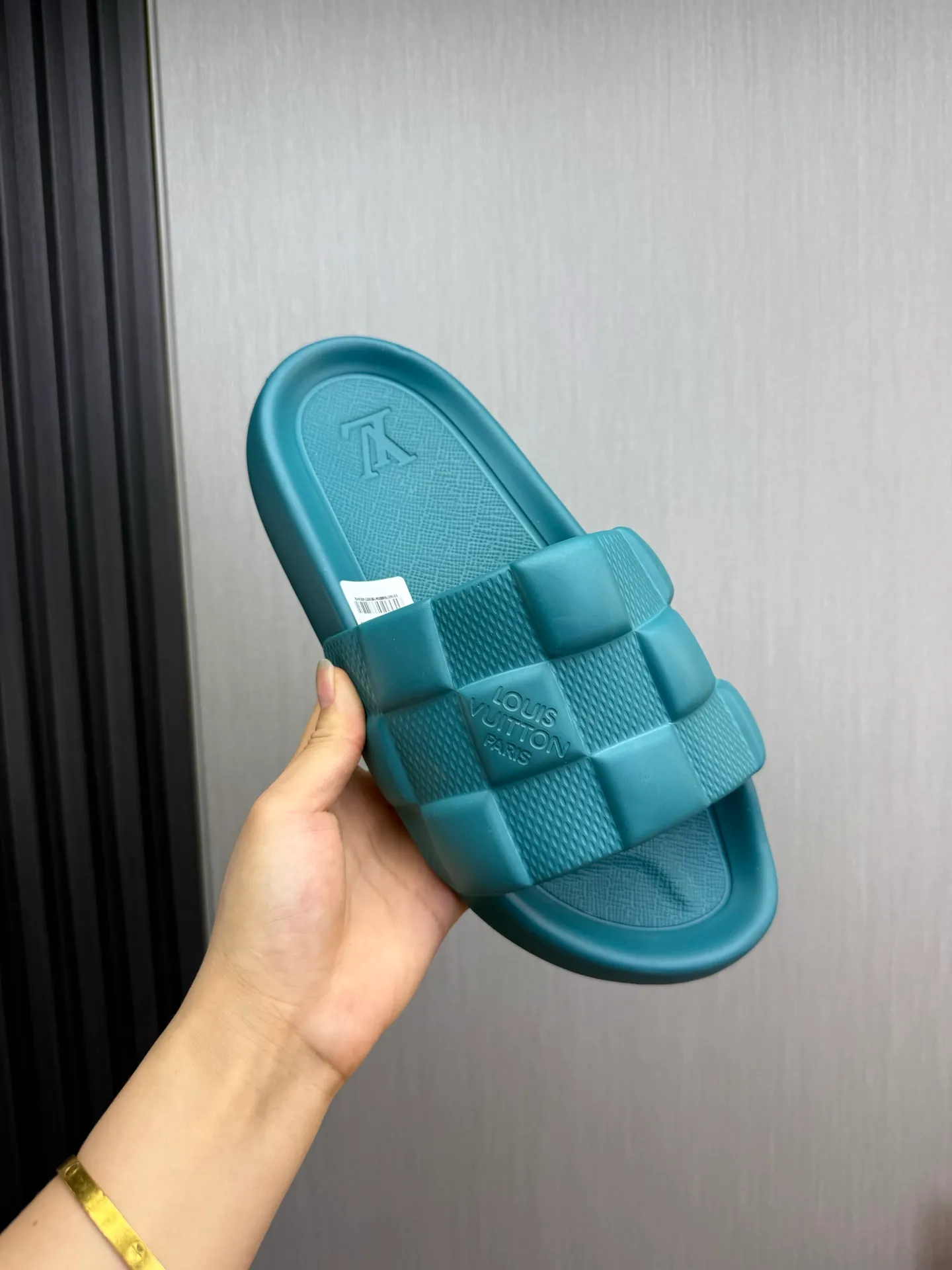 Men's shoes 💰260💰 ▪️LV's popular Little Red Book popular slippers hot sale: 1 shipment✅ Super textured and comfortable slippers, original TPU outsole. Authentic counter box drawer box packaging 🎁Size 38-45